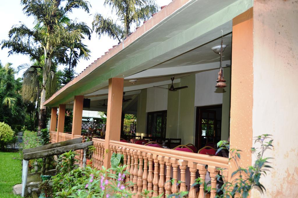 Chitwan Paradise Hotel Sauraha Exterior foto